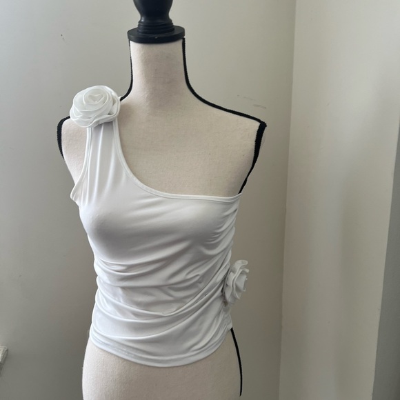 One-Shoulder Flower Detail Ruched Crop Tank Top - Picture 8 of 12